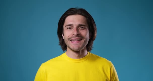Handsome man posing over blue background - Footage, Video