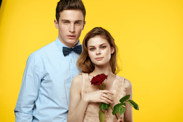 pareja romántica enamorada de la flor roja abrazándose vista recortada Copiar espacio - Foto, Imagen