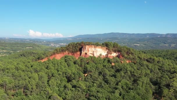 Paisagem aérea com montanhas e árvores falésias vermelhas ocre de Roussillon famosas pedreiras França dia ensolarado - Filmagem, Vídeo