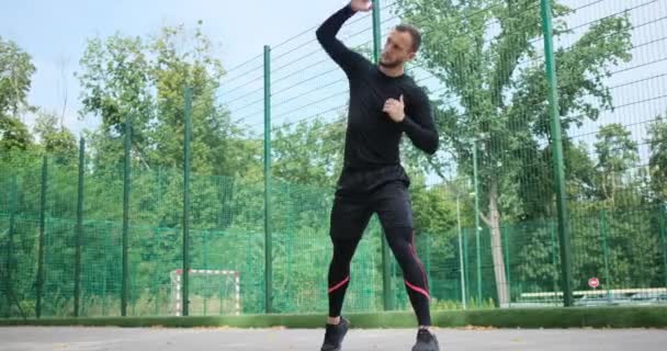 Sportman doet jump squats en stretching oefening - Video