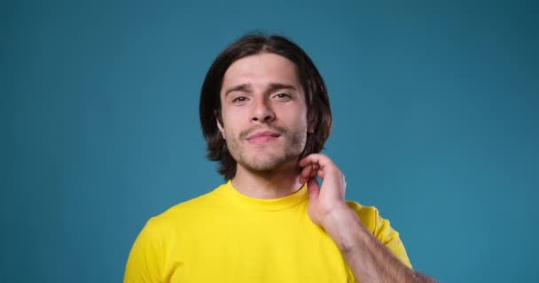 Komea mies koskettaa partaansa ja säätää hiuksiaan - Materiaali, video