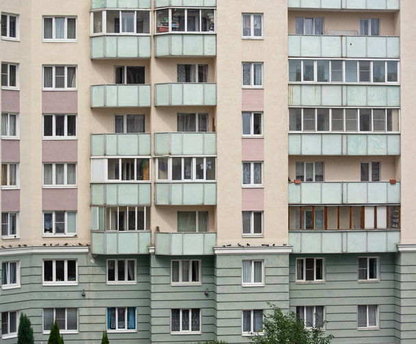 Venäläisen monikerroksisen asuinrakennuksen tyypillinen julkisivu - Valokuva, kuva