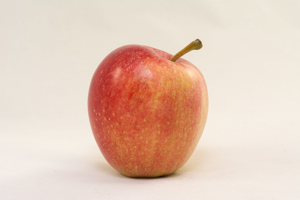 Червоне і жовте яблуко на білому тлі, крупним планом
 - Фото, зображення