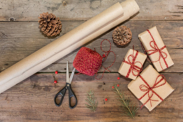 Ножиці паперу та нитки для різдвяних подарунків. - Фото, зображення