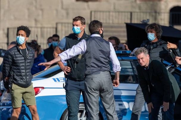 Рим, Італія - 13 жовтня 2020: актор Том Круз на вулицях історичного центру, під час перерви у зйомках нового бойовика "Місія неможлива 7". - Фото, зображення