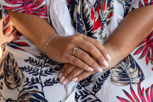 Un primer plano de las manos femeninas con una manicura elegante y accesorios de plata - Foto, Imagen