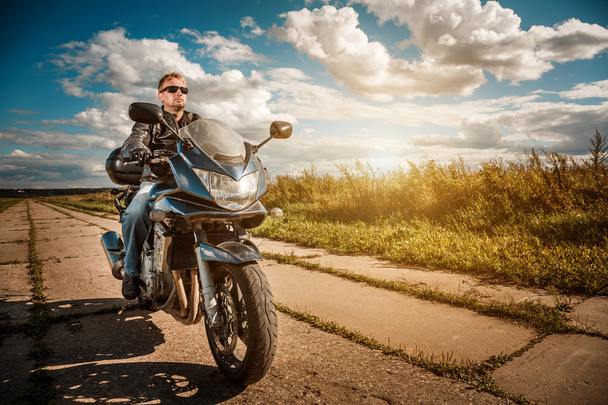 motocyklista na motocyklu - Zdjęcie, obraz