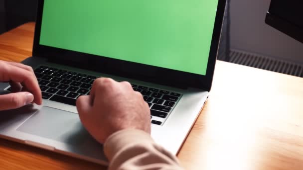 Junge kaukasische Mann zu Hause im Büro sitzt Tisch kommuniziert sprechen mit grünen Bildschirm Laptop-Computer. Männchen sprechen per Online-Remote-Konferenz Webcam-Videoanruf - Filmmaterial, Video