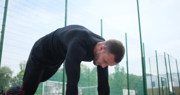 Ajuste deportista haciendo ejercicio de estiramiento - Metraje, vídeo