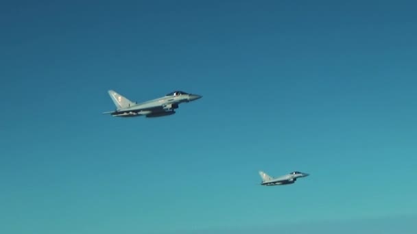 Twee Eurofighter vliegtuigen vliegen in paren - Video