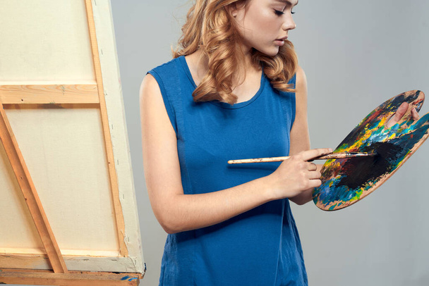 Γυναίκα καλλιτέχνης μπλε μπερέ σχέδιο παλέτα easel τέχνη χόμπι Δημιουργική - Φωτογραφία, εικόνα