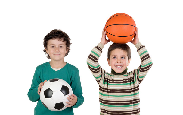 Compagni di classe con palloni da calcio e basket isolati su sfondo bianco - Foto, immagini