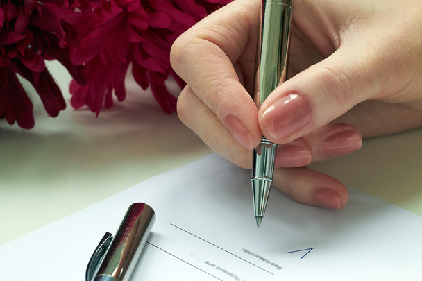 femme assise au bureau signant un contrat
 - Photo, image