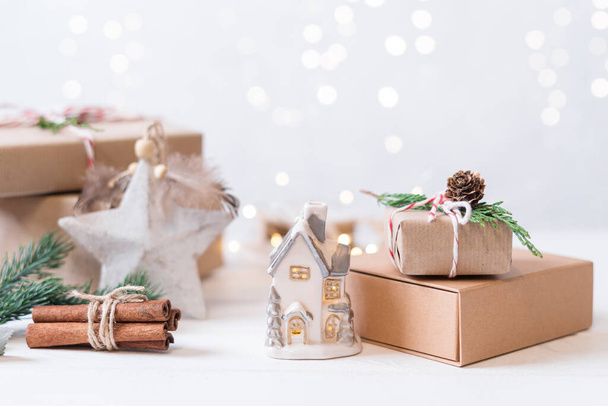  白い背景にメリークリスマスとハッピーニューイヤー。お祝いのグリーティングカード。クリスマスライトとラッピングギフトと装飾。選択的焦点 - 写真・画像