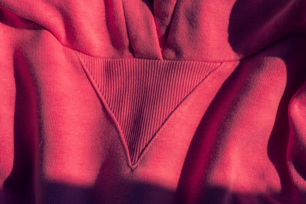 Рожева спортивна футболка текстура одягу та фон. Рожева майка. Зморщена сорочка з м'якої рожевої тканини текстури. фон зі зморщеної тканини, легкий хвилястий матеріал одягу
 - Фото, зображення