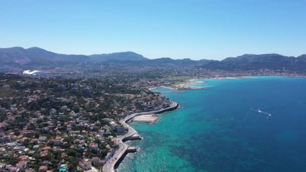 Vista aérea del dron de la costa de Marsella Playa de Prophte, Estadio Velódromo y Parque Nacional de Calanques - Imágenes, Vídeo