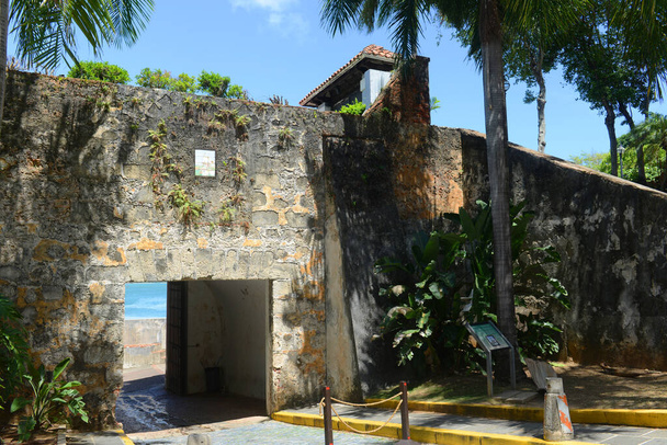 Ворота Сан-Хуан (Пуерта-де-Сан-Хуан), Сан-Хуан, Пуерто-Рико. Пуерта-де-Сан-Хуан був побудований в кінці 1700-х років, щоб захистити місто від загарбників.. - Фото, зображення