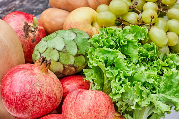 Fondo de frutas de otoño. Vista superior de calabazas, granadas, manzanas y uvas. Concepto de temporada de otoño. Deliciosa comida saludable. - Foto, imagen