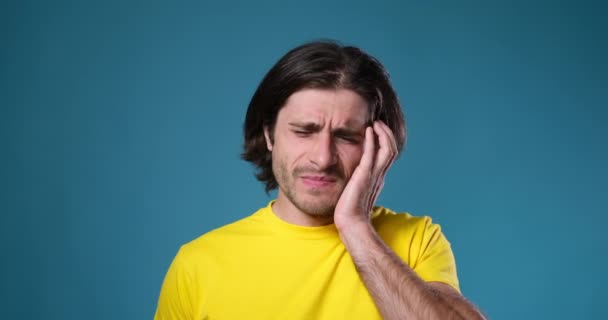 fiatal férfi szenved fejfájás - Felvétel, videó