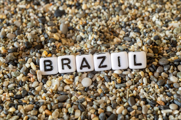 Бразильская надпись текст с названием курортного города в натюрморте букв, выложенных на берегу песчаных камней - Фото, изображение