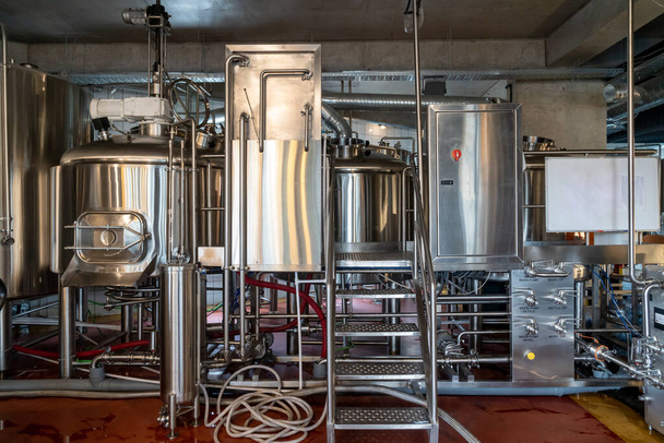 Produktion von Bier, Stahlbehältern und Rohren in einer Brauerei, Industrie - Foto, Bild