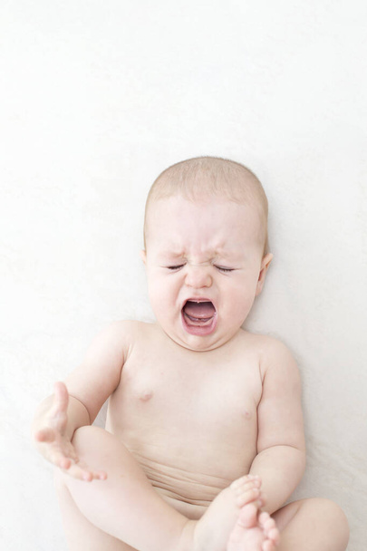 可愛いです赤ん坊女の子泣きますオンザベッド - 写真・画像