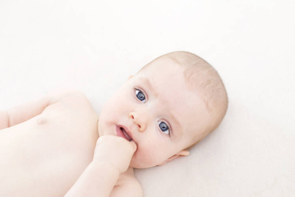 Schattig schattig baby meisje liggend op het bed - Foto, afbeelding