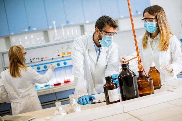 Jóvenes investigadores analizan datos químicos en el laboratorio - Foto, Imagen