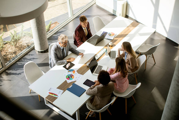 Überblick über eine Gruppe multiethnischer Geschäftsleute, die im Büro zusammenarbeiten - Foto, Bild