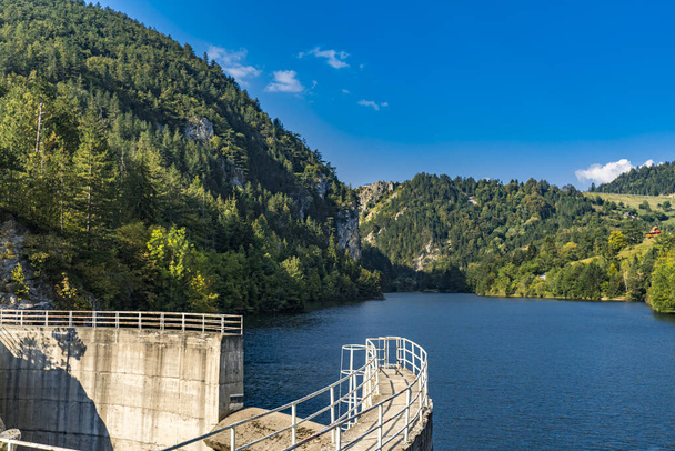 Vista para a barragem no lago Zaovine na Sérvia - Foto, Imagem