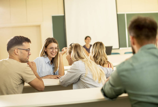 Группа университетских преподавателей в классе - Фото, изображение