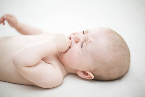 Bonito bebê menina chorando na cama - Foto, Imagem