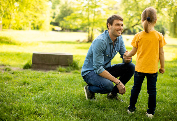 Alleinerziehender Vater im Park mit süßer kleiner Tochter - Foto, Bild