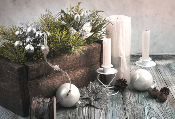 Feliz año nuevo y feliz Navidad, fondo de Navidad atmosférica en estilo retro con velas y ramas de pino sobre un fondo vintage gris. - Foto, imagen