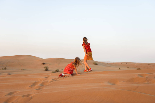 Crianças brincando nas areias do Emirado - Foto, Imagem