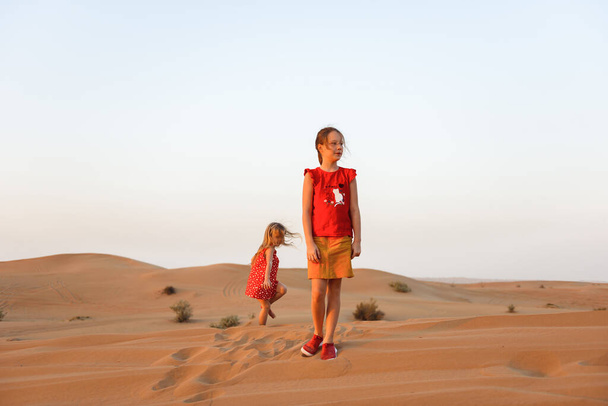 Crianças brincando nas areias do Emirado - Foto, Imagem
