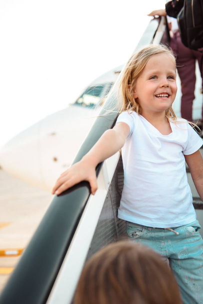 Little girl going down the plane - Foto, Imagem