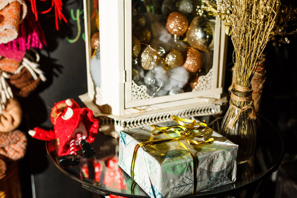 クリスマスだ。星のパーティーメタルガーランド。クリスマスツリーのためのキラキラのボールと白い木製の箱 - 写真・画像