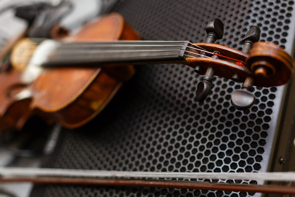 Деталь скрипки, музыкальный инструмент, темный фон, вид сверху - Фото, изображение