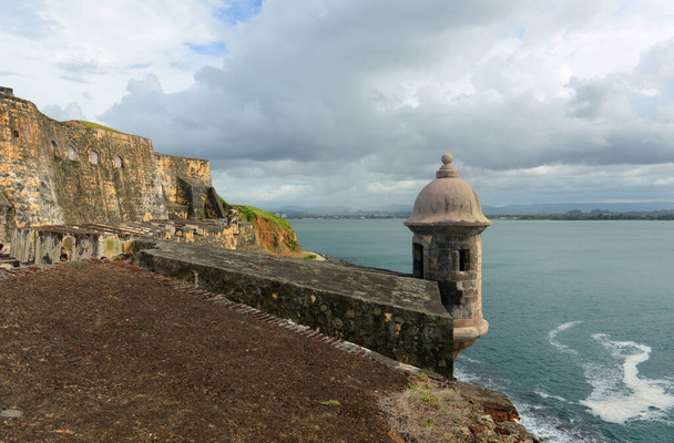 Castillo San Felipe del Morro El Morro Sentry Box, San Juan, Puerto Rico. Castillo San Felipe del Morro es declarado Patrimonio de la Humanidad por la UNESCO desde 1983. - Foto, Imagen