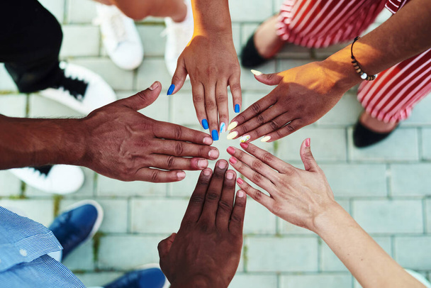 Persone di colore con le mani unite. Gruppo di persone impilare le mani insieme - Foto, immagini