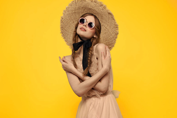 romantikus hölgy szalma kalap napszemüveg modell ruha érzelmek - Fotó, kép