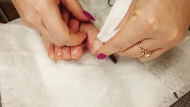 Dziewczyna w domu robi pedicure, poleruje paznokcie u nóg specjalną szlifierką, manicure sprzętowy. - Materiał filmowy, wideo