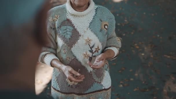 Öreg hajléktalan nő kap ingyenes jótékonysági étkezés - Felvétel, videó