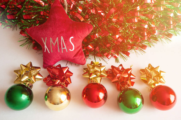 茶色の背景にクリスマスプレゼントやお祝いの装飾とフラットレイアウト組成物 - 写真・画像