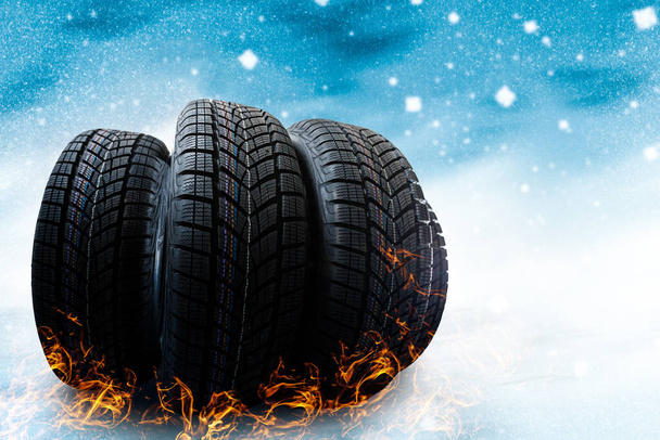 couverture de pneu hiver sur lumières sur fond bleu et neige - Photo, image