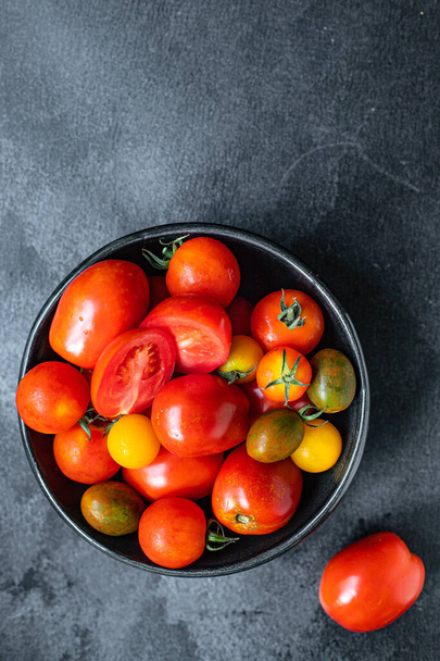 tomaat verse rijpe groenten voor salade, oogst maaltijd op de tafel smakelijke portie portie bovenaanzicht kopieerruimte voor tekst voedsel achtergrond rustieke keto of paleo dieet - Foto, afbeelding