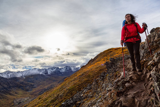 Woman Backpacking in Scenic Mountain Landscape - Foto, Imagen