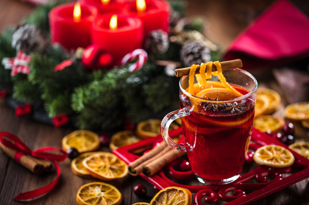 Glass of hot mulled wine with christmas decorations - Foto, imagen