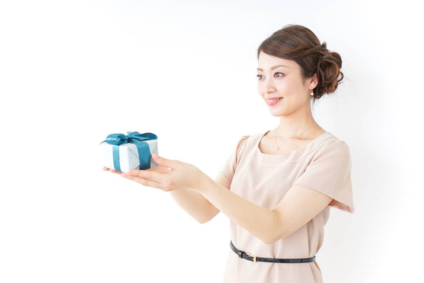 Mujer sosteniendo una caja de regalo con cinta azul - Foto, Imagen